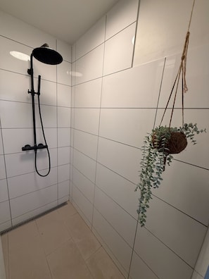 Hiustenkuivaaja, pyyhkeet, saippua, vessapaperi