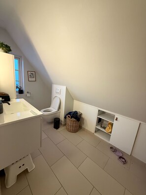 Sèche-cheveux, serviettes fournies, savon, papier toilette