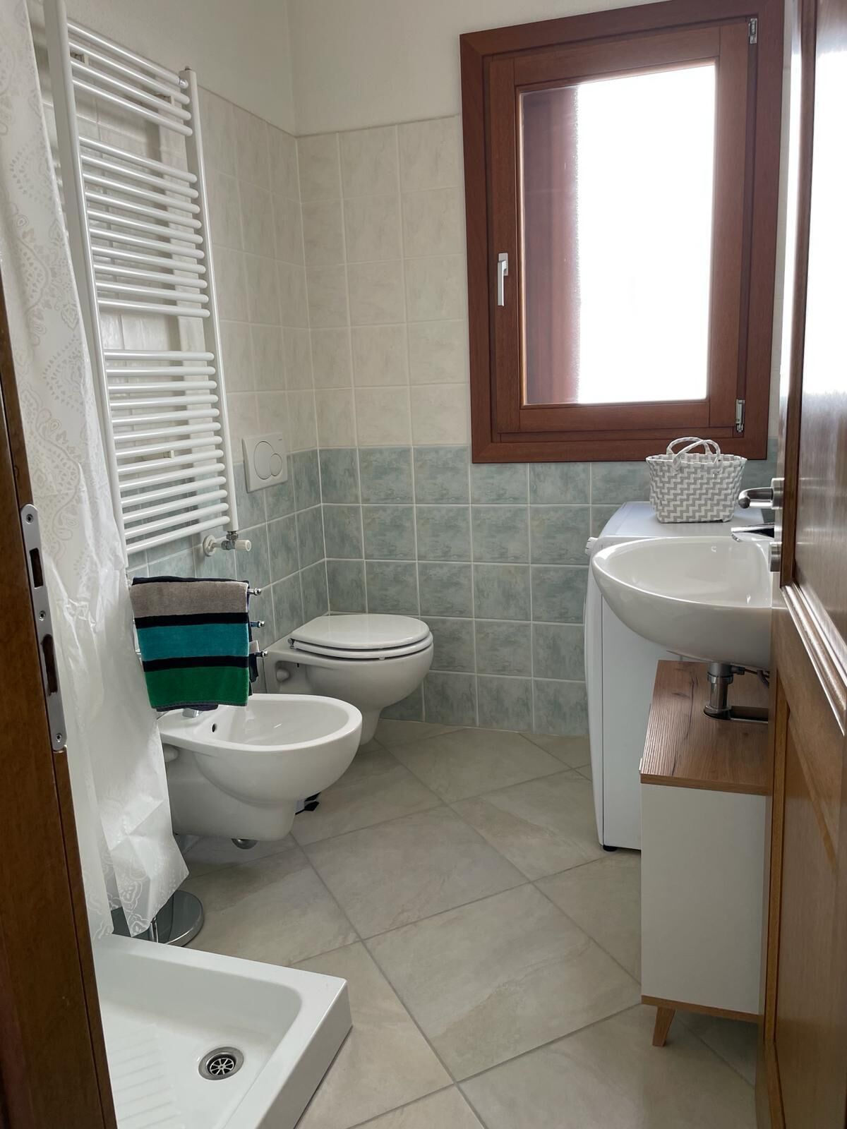 Dusche, Haartrockner, Bidet, Handtücher