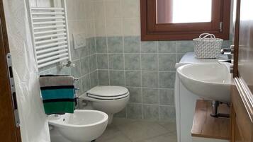 Dusche, Haartrockner, Bidet, Handtücher