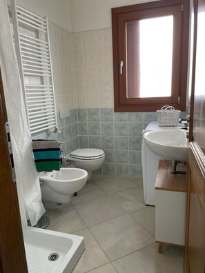 Doccia, asciugacapelli, bidet, asciugamani