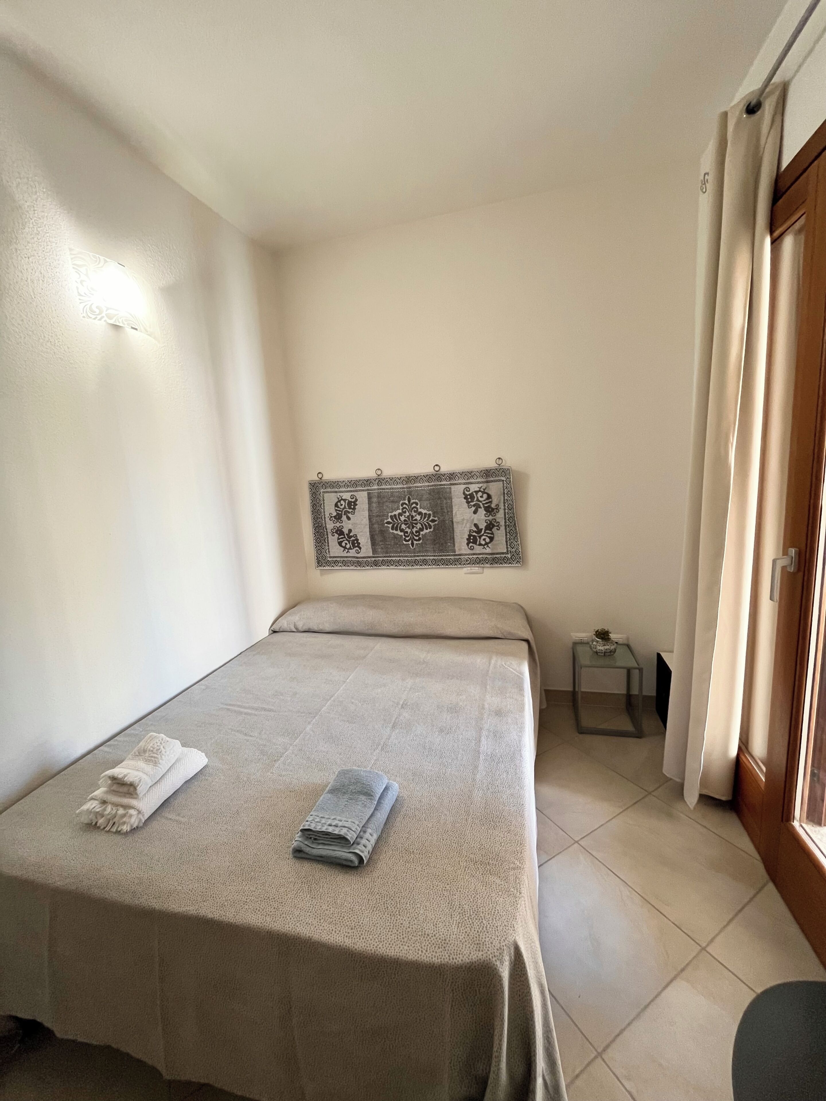 2 makuuhuonetta, silitysrauta/-lauta, vuodevaatteet