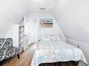 3 bedrooms, iron/ironing board, WiFi, bed sheets - Family Beach House -Walk to Beach-Dining & Grill (Surfside Beach)