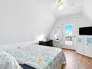 3 bedrooms, iron/ironing board, WiFi, bed sheets - Family Beach House -Walk to Beach-Dining & Grill (Surfside Beach)