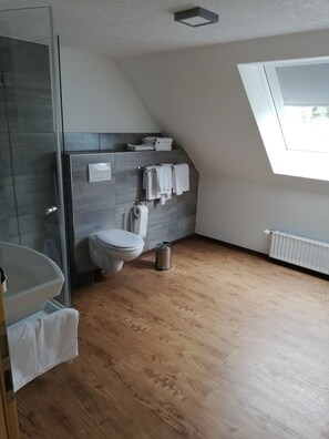 Bruser, hårtørrer, håndklæder, Toiletpapir