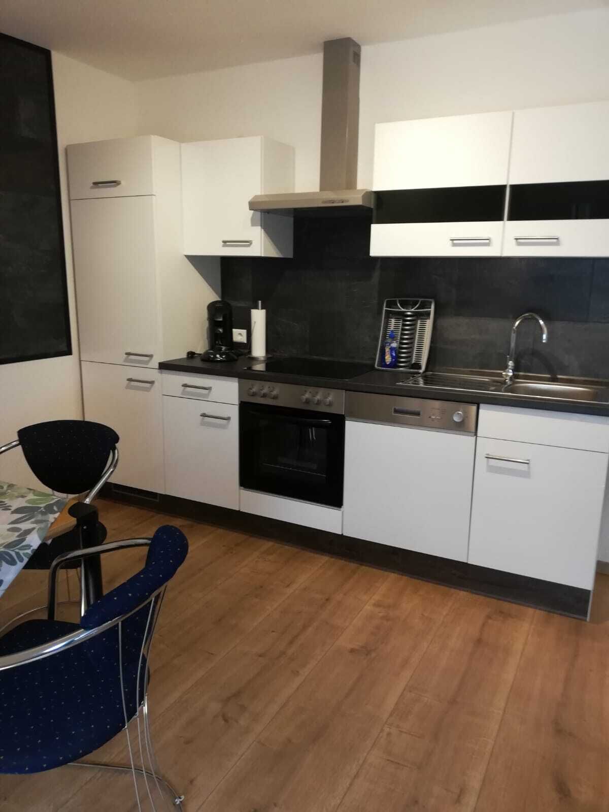 Kühlschrank, Ofen, Herdplatte, Wasserkocher mit Kaffee-/Teezubehör