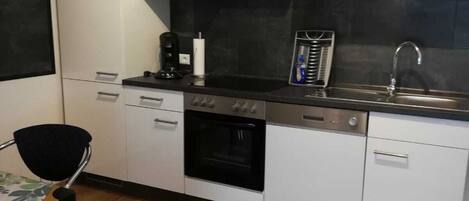 Kühlschrank, Ofen, Herdplatte, Wasserkocher mit Kaffee-/Teezubehör