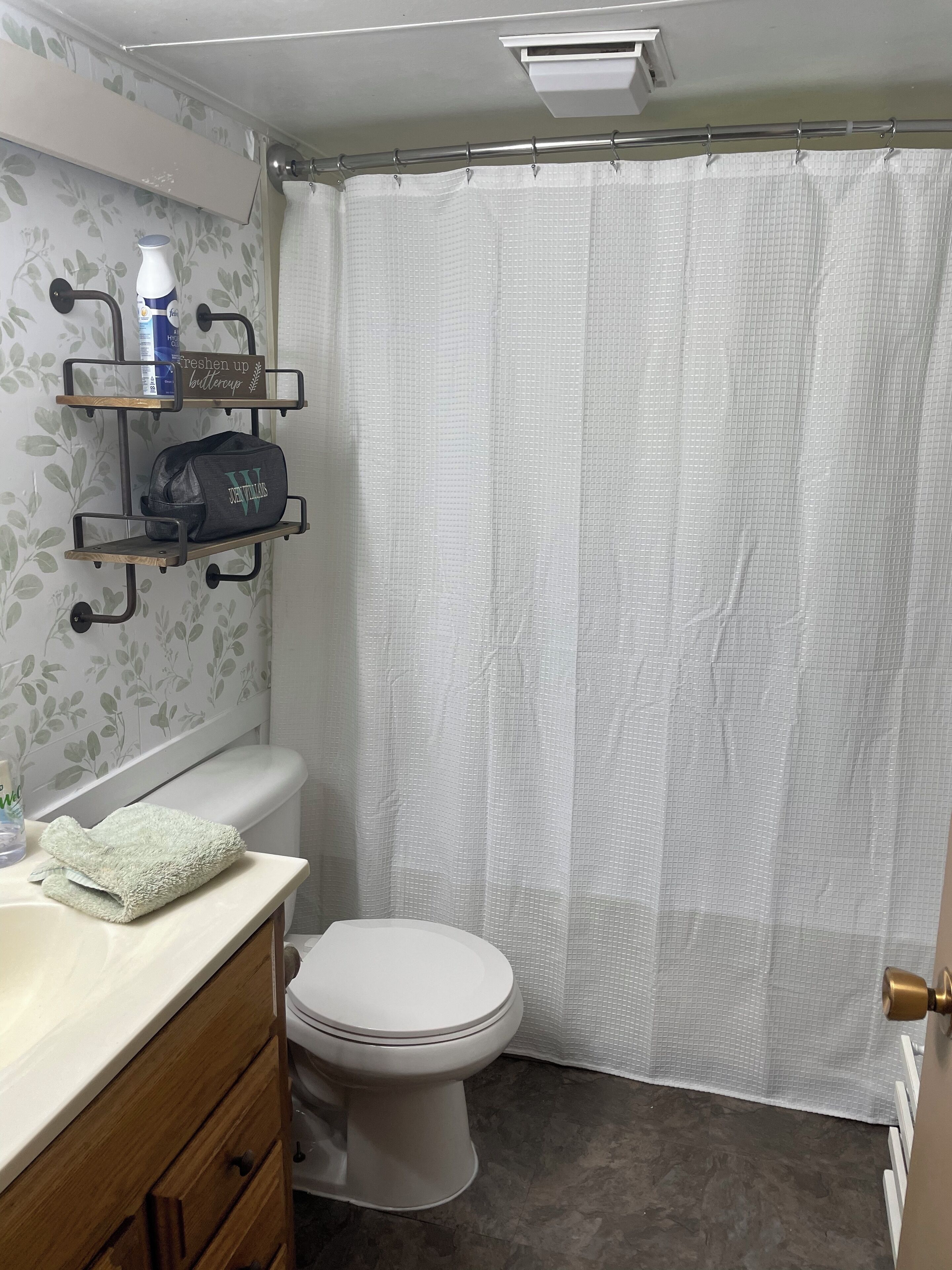 Sèche-cheveux, serviettes fournies, savon, papier toilette