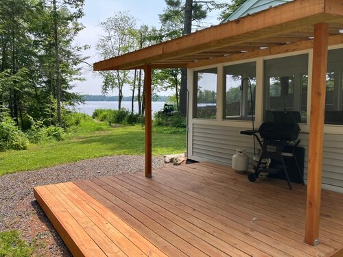 Scenic 2-bedroom Tiny Home on the Lake with dock, boat ramp & screenhouse