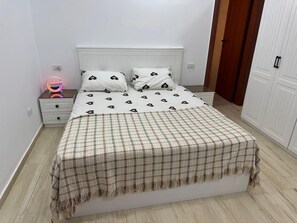3 bedrooms, iron/ironing board, WiFi, bed sheets - RoyalApartment inExtension ofAmerican University (New Cairo)