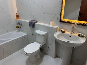 Towels, soap, toilet paper - RoyalApartment inExtension ofAmerican University (New Cairo)