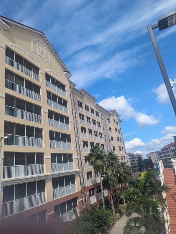 Un hôtel à plusieurs étages, doté de balcons, avec un ciel dégagé.
