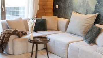 Departamento superior, vista al jardín | Área de sala de estar