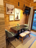 Quarto quádruplo conforto, várias camas, sacada | Opções para refeição no quarto