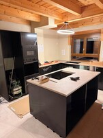 Apartamento superior, vista para o jardim | Cozinha privada | Refrigerador em uma área comum, micro-ondas em uma área comum