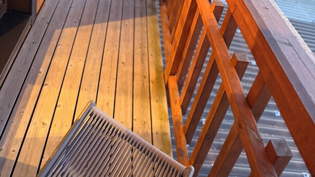 A wooden deck with a bench and railing, overlooking a street. - Sohana Chalet (Kappel-Grafenhausen)