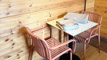 Comfort tweepersoonskamer, uitzicht op tuin | Dineren op de kamer