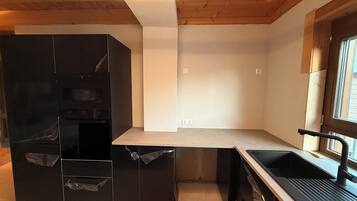 Superior Apartment, Garden View | Private kitchen