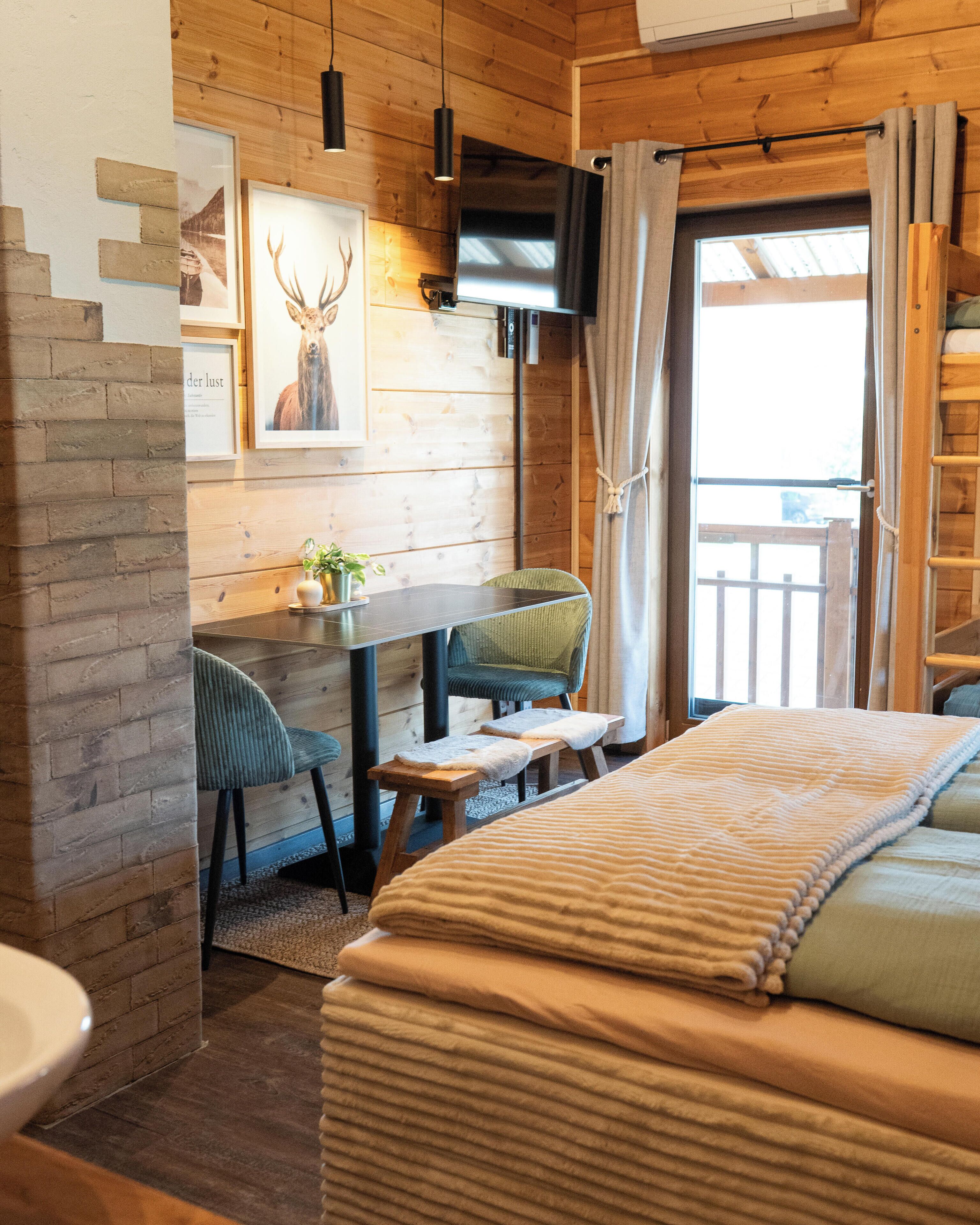 Chambre Quadruple Confort, plusieurs lits, balcon | Rideaux occultants, Wi-Fi gratuit