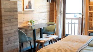 Chambre Quadruple Confort, plusieurs lits, balcon | Rideaux occultants, Wi-Fi gratuit