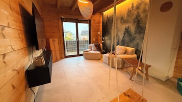 Superior-Apartment, Gartenblick | Wohnbereich | Fernseher