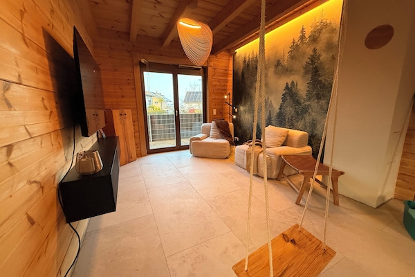 Departamento superior, vista al jardín | Área de sala de estar | Televisión