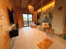 Apartamento superior, vista para o jardim | Área de estar | TV