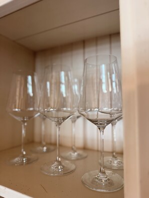 A shelf with multiple wine glasses. - Sohana Chalet (Kappel-Grafenhausen)