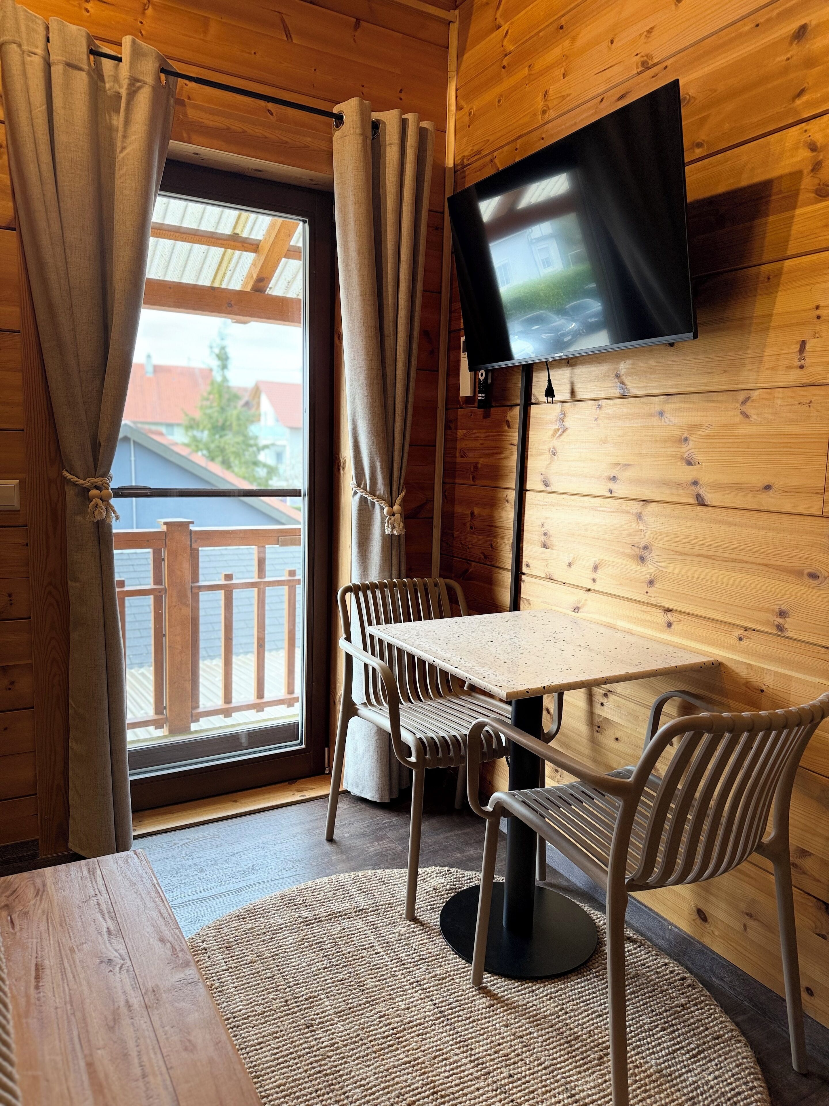 Comfort-Dreibettzimmer, Mehrere Betten, Balkon | Wohnbereich | Fernseher