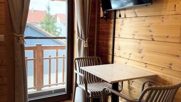 Comfort-Dreibettzimmer, Mehrere Betten, Balkon | Wohnbereich | Fernseher