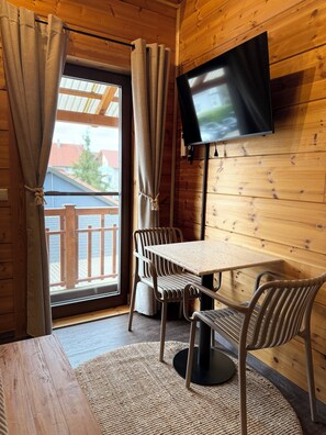 Comfort-Dreibettzimmer, Mehrere Betten, Balkon | Wohnbereich | Fernseher