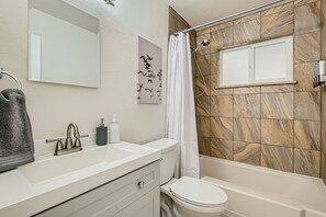 Shower, hair dryer, towels, soap - Private 3 bed/2 bath w/Fire Pit, Hot Tub, Game Room near Denver and Boulder (Westminster)