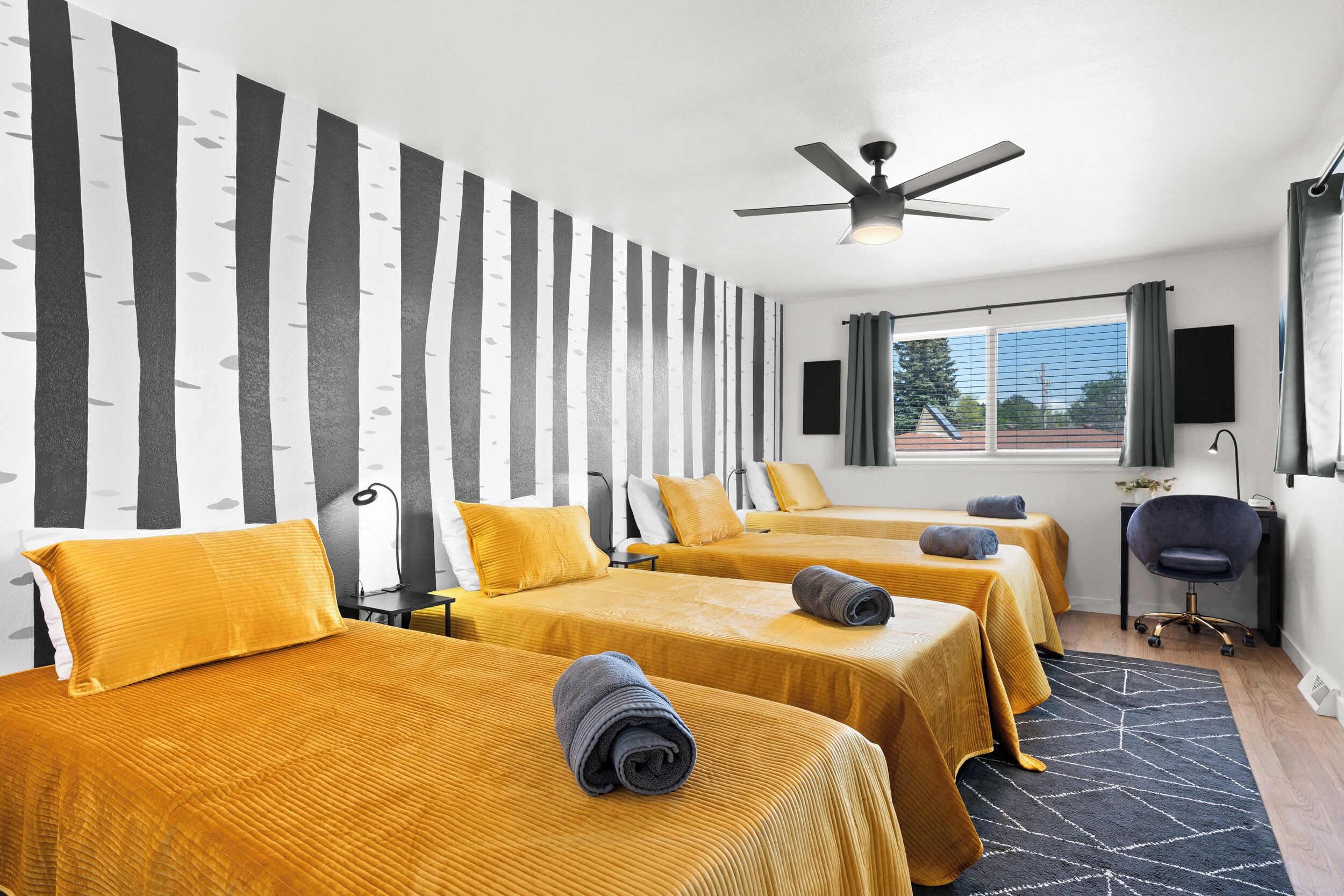 3 habitaciones, escritorio y tabla de planchar con plancha 