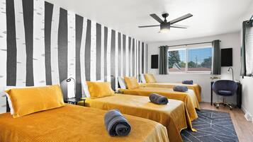 3 habitaciones, escritorio y tabla de planchar con plancha