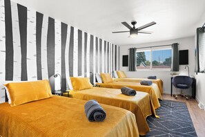 3 habitaciones, escritorio y tabla de planchar con plancha 