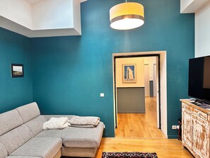 Smart-TV, Kamin, DVD-Player, Bücher