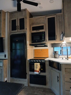 Microwave, oven, stovetop - 2-bedroom recreational vehicle in enchanting Cartersville with AC (Cartersville)