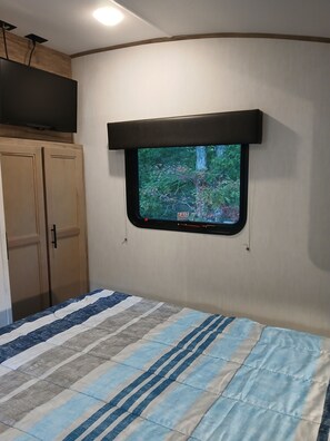 Internet, bed sheets - 2-bedroom recreational vehicle in enchanting Cartersville with AC (Cartersville)