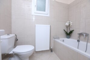 Shower, hair dryer, bidet, towels - Villa Sophia (Corfu)