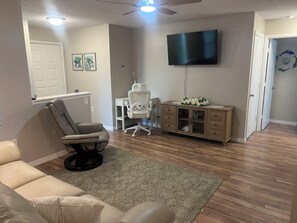 TV - Charming 2-bedroom house with AC in sunny Sarasota (Sarasota)
