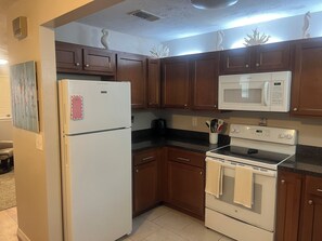 Microwave, oven, stovetop, dishwasher - Charming 2-bedroom house with AC in sunny Sarasota (Sarasota)