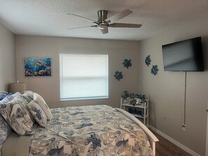 Iron/ironing board, Internet, bed sheets - Charming 2-bedroom house with AC in sunny Sarasota (Sarasota)