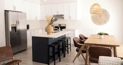 Spacious 4BR Home|Groups|Families|Trail Access|WiFi|Parking