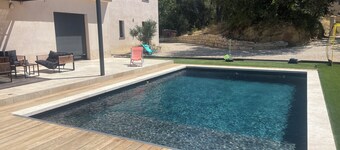 Spacious villa with pool in southern Luberon