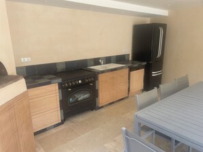 Mikrovågsugn, ugn, spishäll och diskmaskin