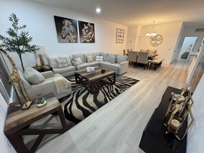 Smart TV - The Nest just mins from the magic. (Kissimmee)