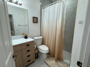 Shower, hair dryer, towels, soap - The Nest just mins from the magic. (Kissimmee)