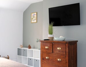 Comfort Double Room | Individually decorated, individually furnished, laptop workspace - Beds at 46 (Cowes)