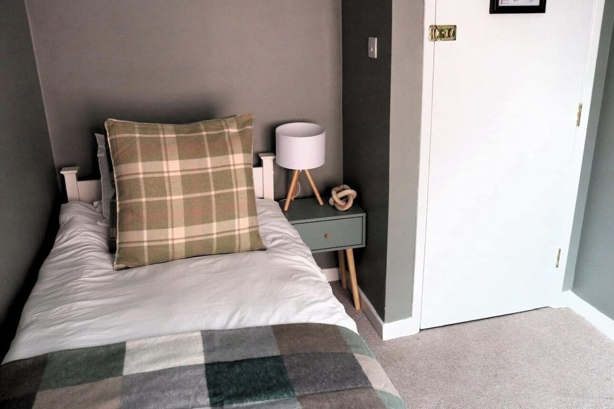 Habitación individual clásica | Espacio para trabajar con laptop y cortinas blackout