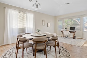 Dining - Spacious 4-bedroom house in a Golf Course Community in Queen Creek (Queen Creek)